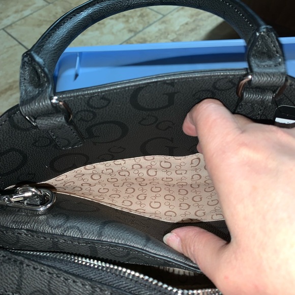 Guess Purse - Picture 7 of 9